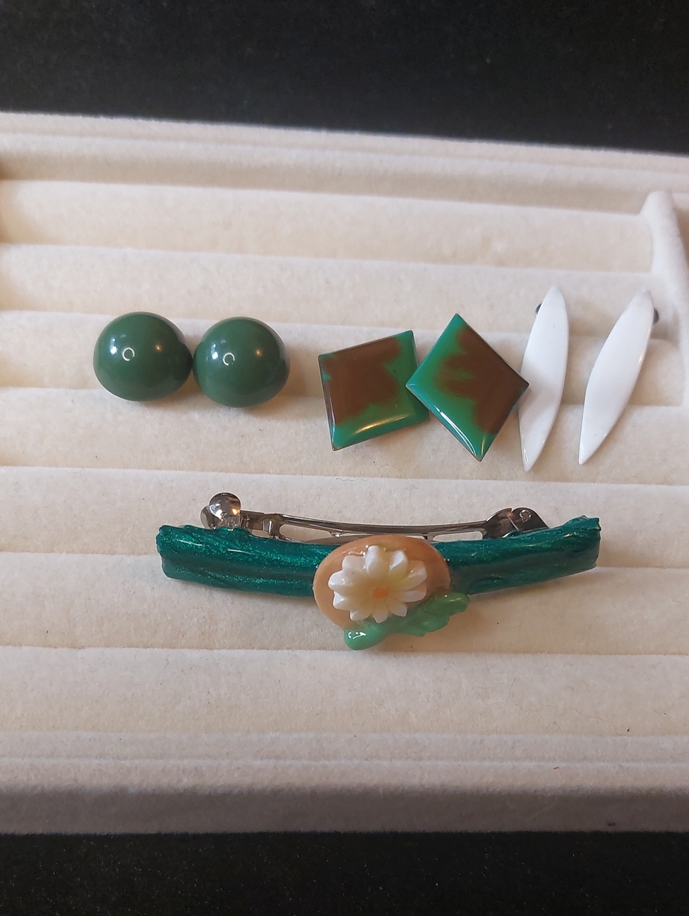 💚3/$25 Vintage Retro Hair Barrette & Clip Earring Set Green White